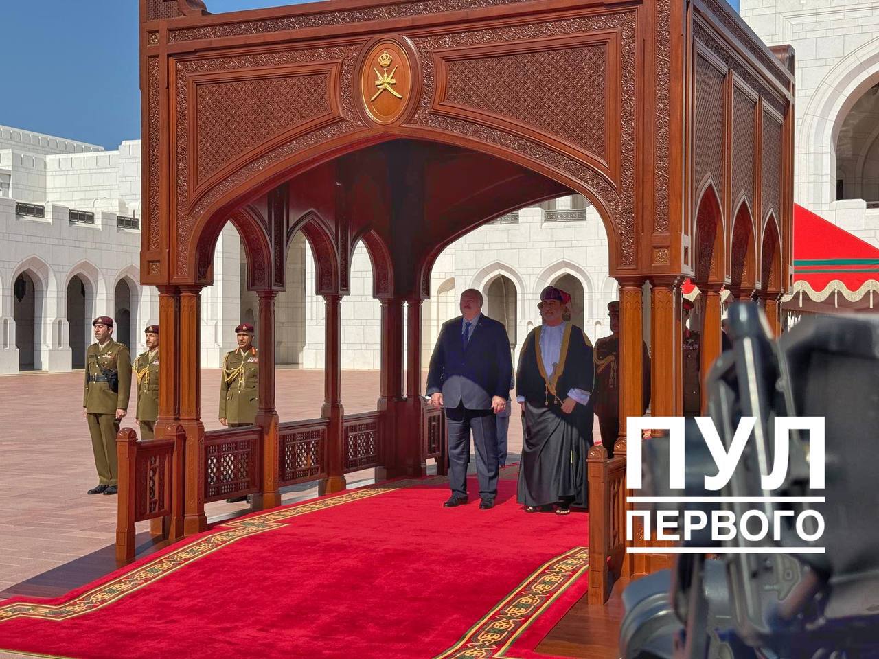 Дворцовая площадь, конный караул и залпы орудий. Лукашенко в Маскате проводит переговоры с Султаном Омана