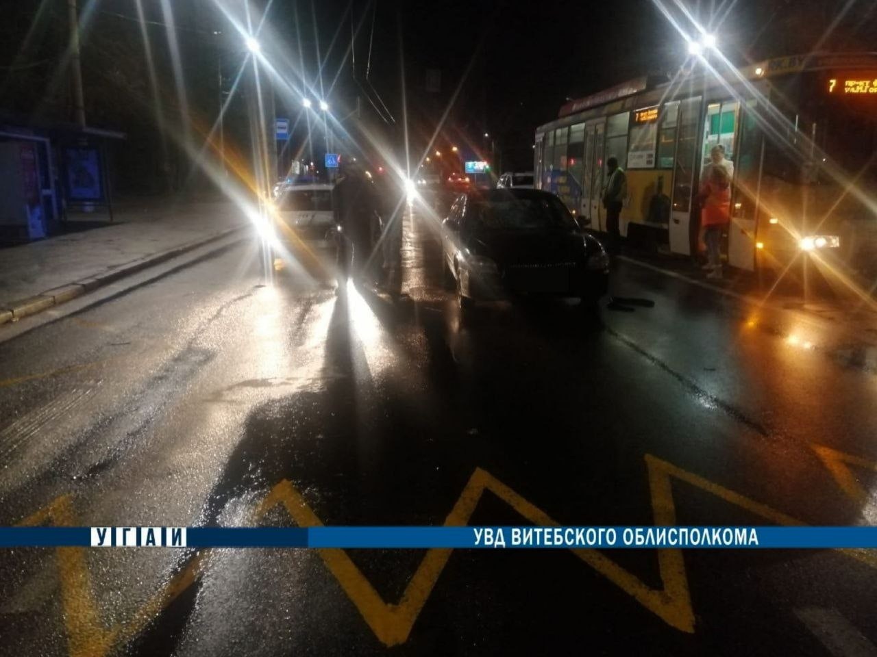Женщина шла к трамваю и попала под колеса автомобиля в Витебске
