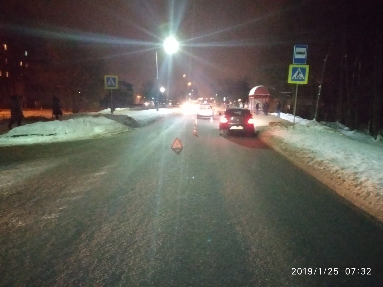 В Новополоцке водитель сбил работницу коммунальной службы, когда та посыпала песком дорогу