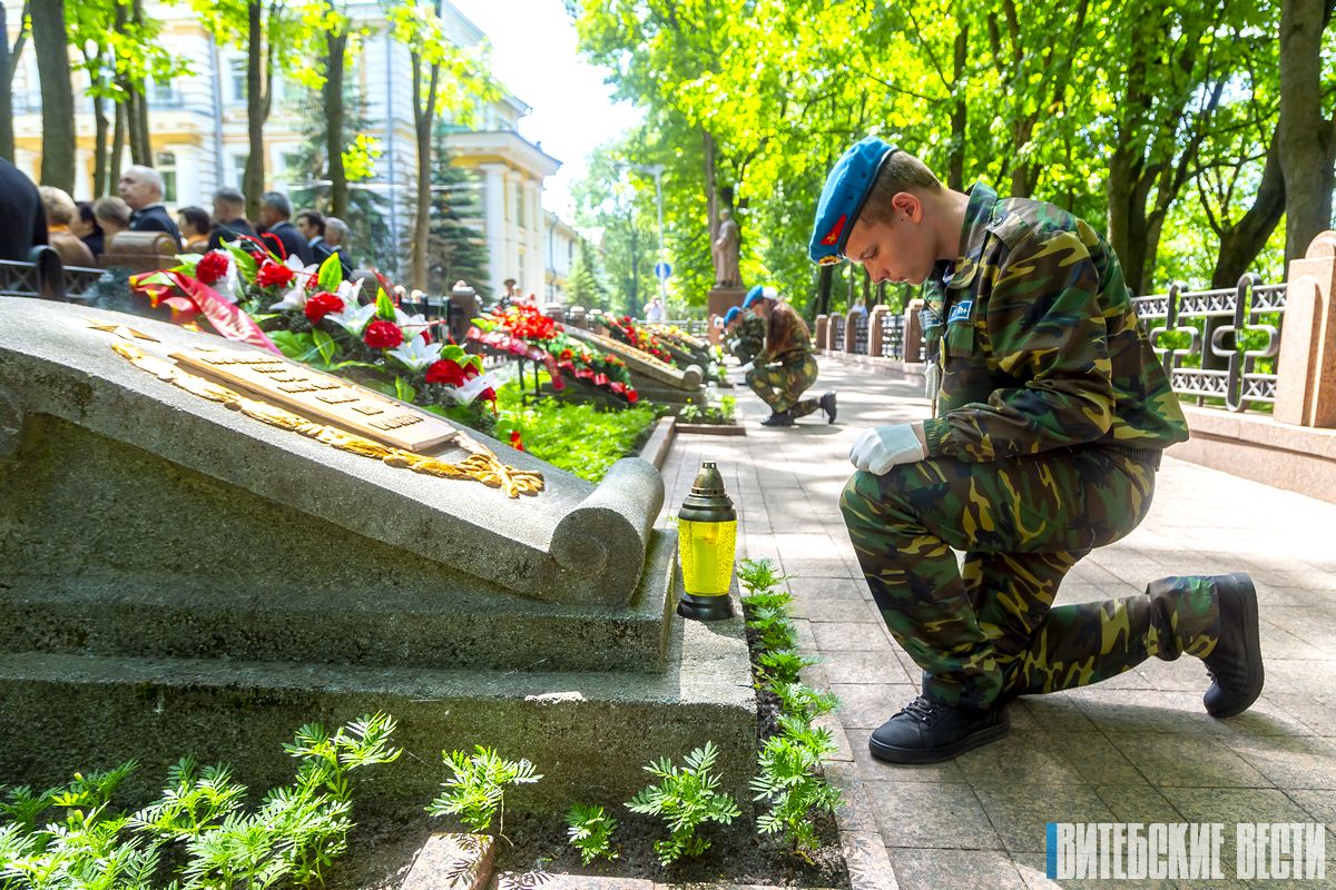 К могилам воинов, захороненных на Успенской горке в Витебске, установили лампаду, зажженную от Вечного огня