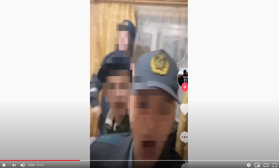 Жителя Витебска оштрафовали за пьяные танцы в TikTok в милицейской форме