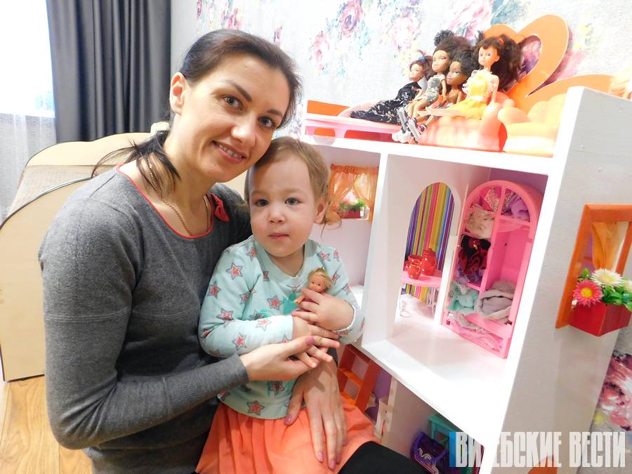 «Добро всегда воздается с лихвой». Почему молодая мама из Сенно занялась детской благотворительностью?