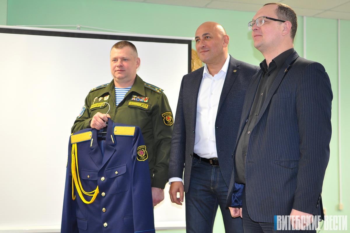 ОАО «БелВитунифарм» передало 21 комплект военной парадной формы витебским десантникам