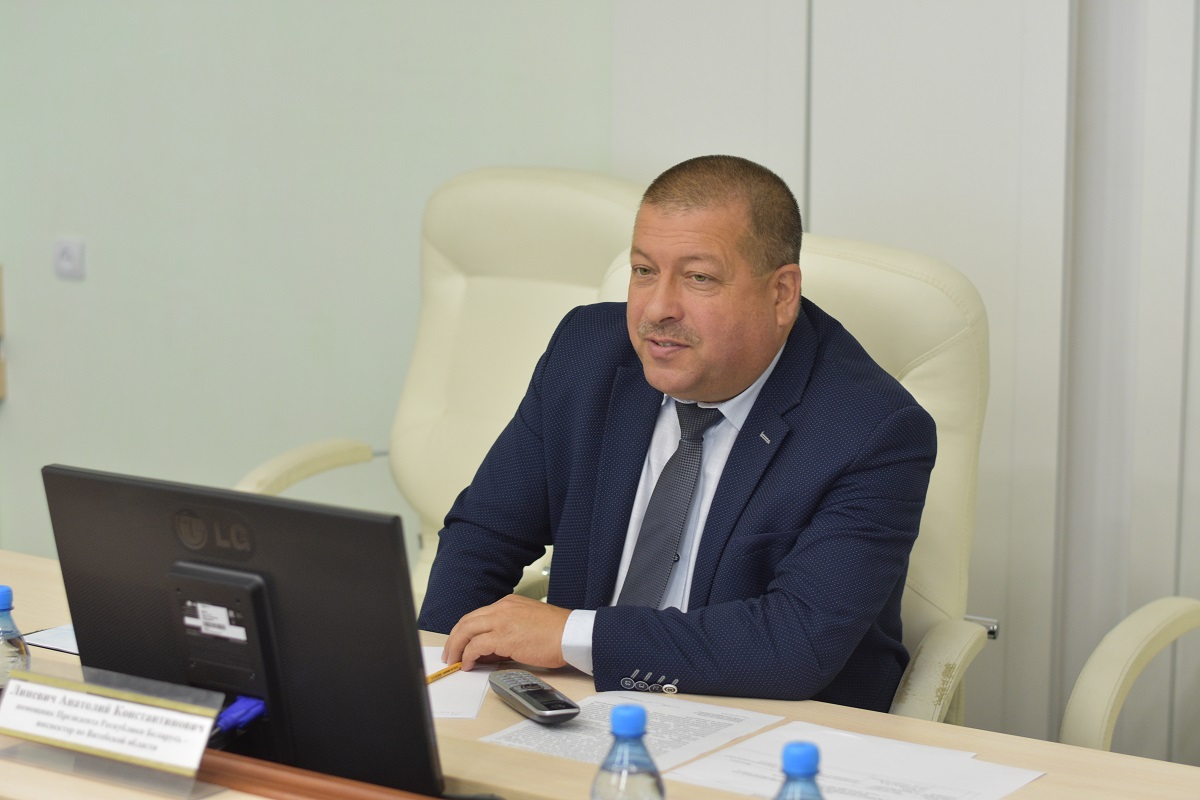 Анатолий Линевич провел «прямую линию» и прием граждан в Ушачском районе