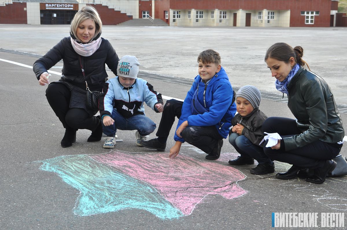 В Витебске налоговики вместе с детьми посвятили Дню народного единства  художественно-патриотическую акцию