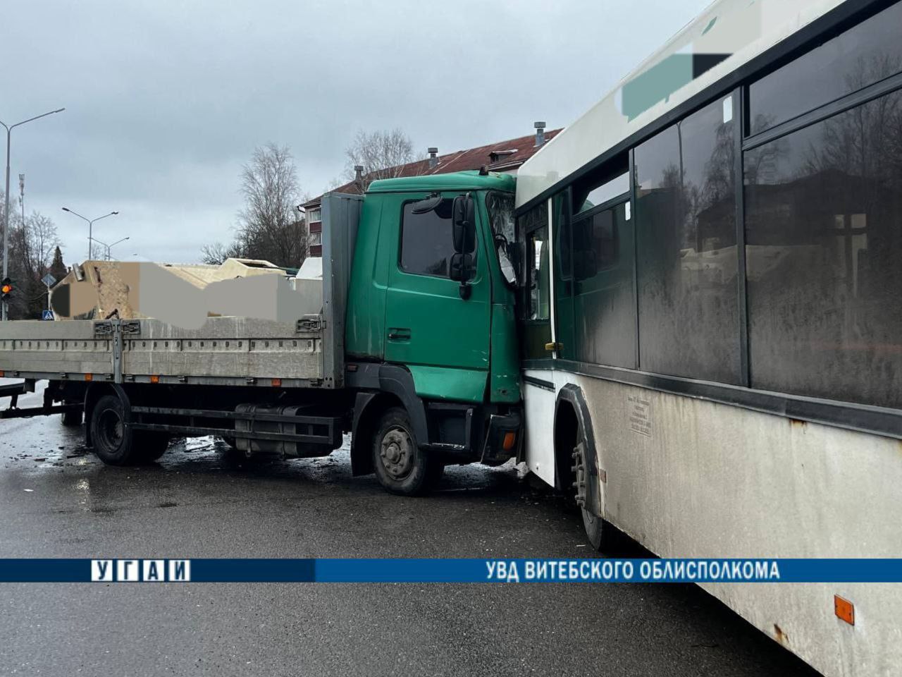 В Новополоцке случилось дорожно-транспортное происшествие с участием грузовика и автобуса