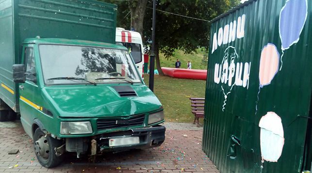 В Витебске грузовик въехал в павильон с аттракционом