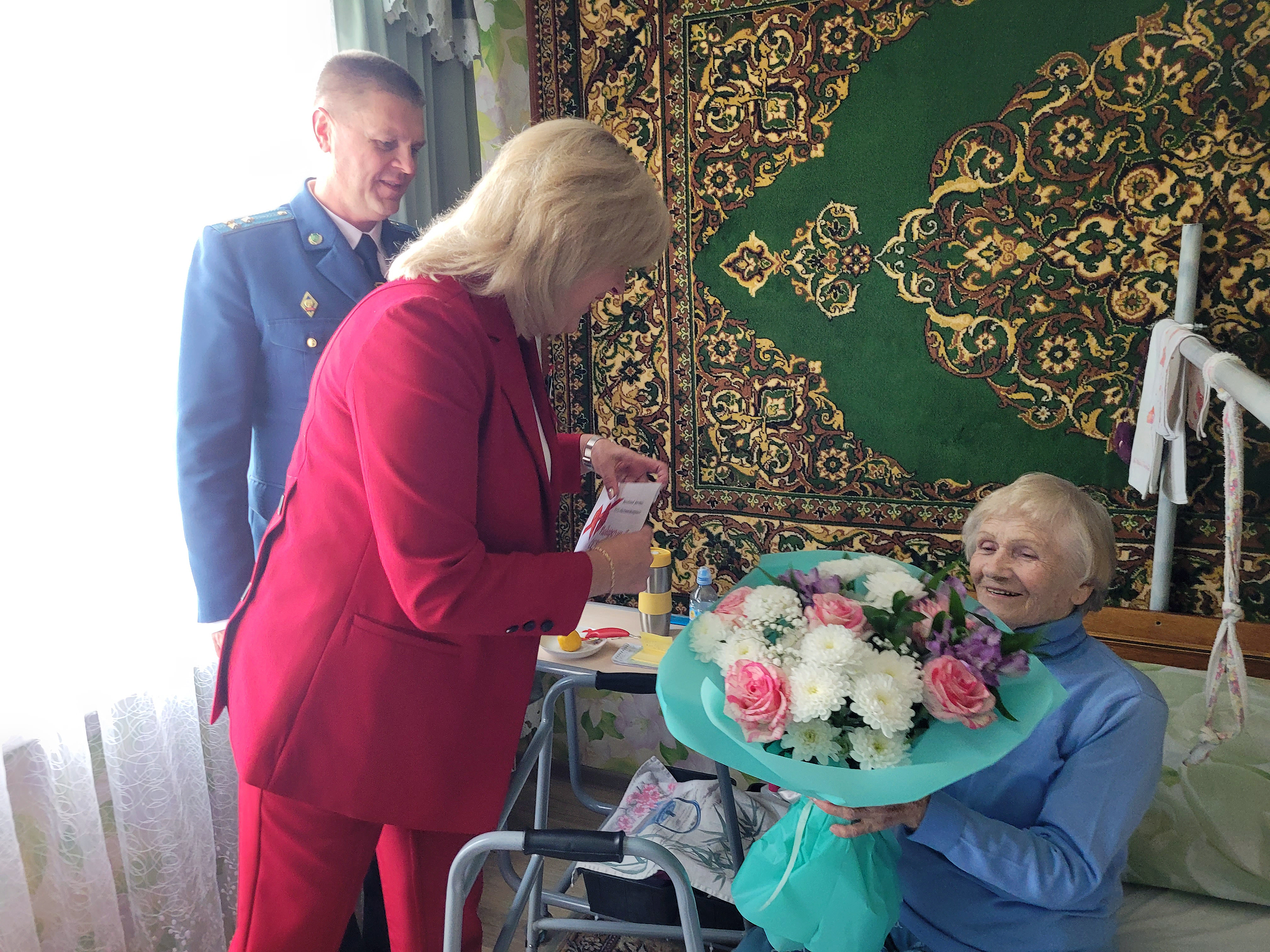 Связь поколений: витебские таможенники поздравили жительницу блокадного Ленинграда с 81-й годовщиной Великой Победы
