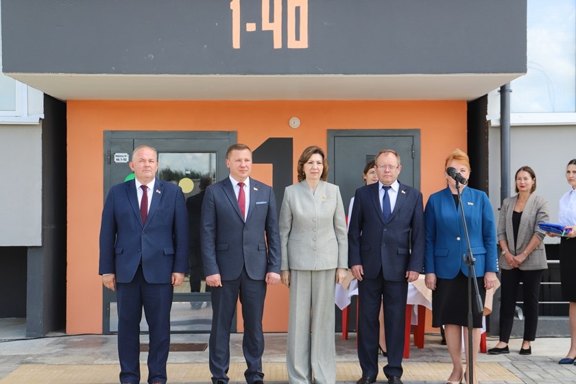 Наталья Кочанова вручила ключи от арендных квартир полоцким медикам