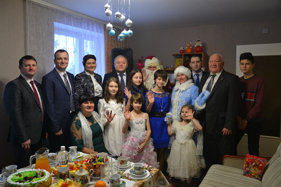 Уладзімір Пенін і Галіна Унуковіч у рамках акцыі «Нашы дзеці» наведалі Ульскі дзіцячы дом сямейнага тыпу