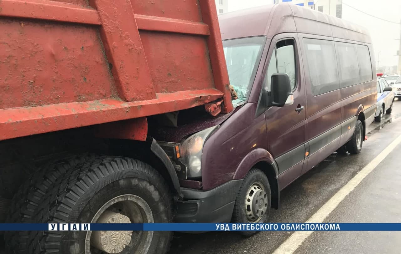 В Витебске микроавтобус столкнулся с самосвалом, пострадал пассажир
