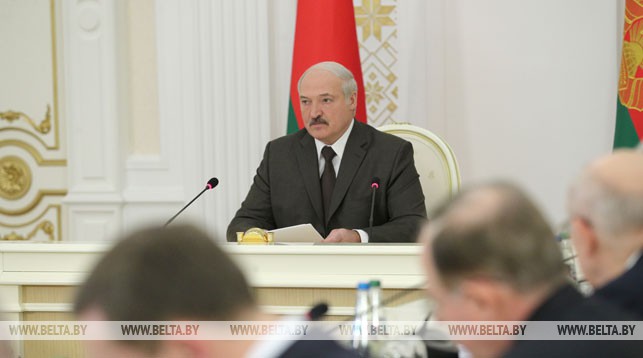 На совещании у Президента рассмотрены актуальные вопросы социально-экономического развития регионов