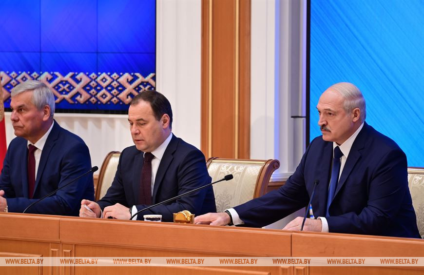Лукашенко проводит встречу с политическим активом страны