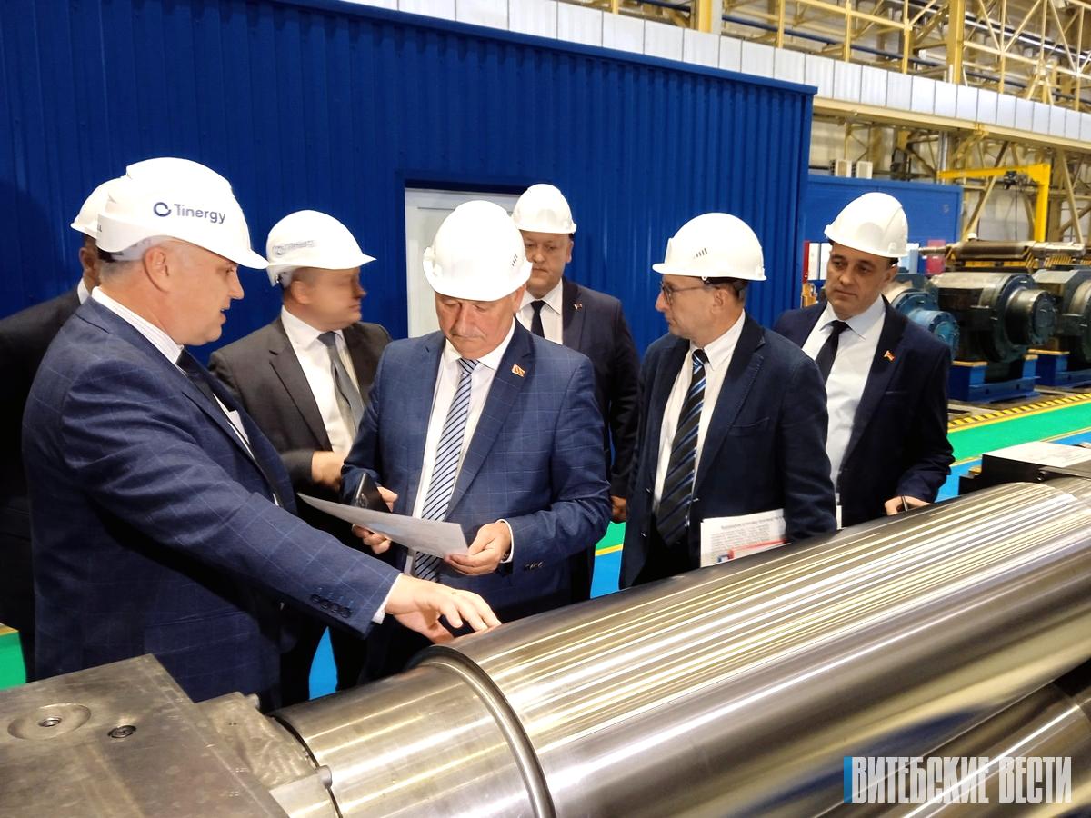 Александр Субботин и Петр Пархомчик с рабочим визитом посетили ООО «Металлопрокатная компания» в Миорах