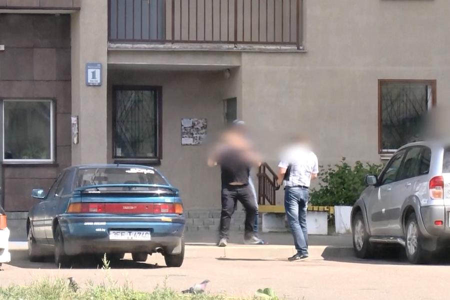 Оперативники задержали педофила из Новополоцка. В съемках детской порнографии ему помогали родители жертв