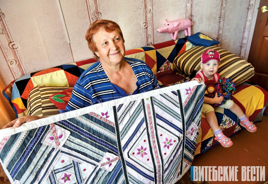 На стенах, на диванах и на полу. Жительница Ушач украшает дом изделиями в технике пэчворк