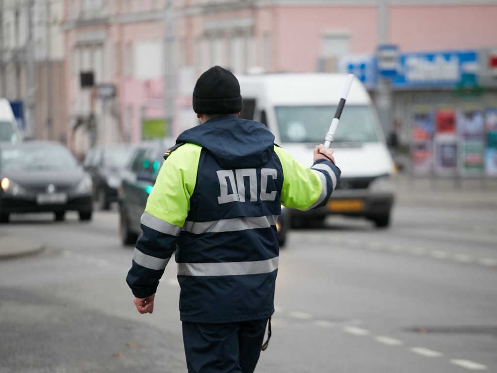Пассажир задержанного микроавтобуса в Витебске пытался дать взятку сотруднику ГАИ