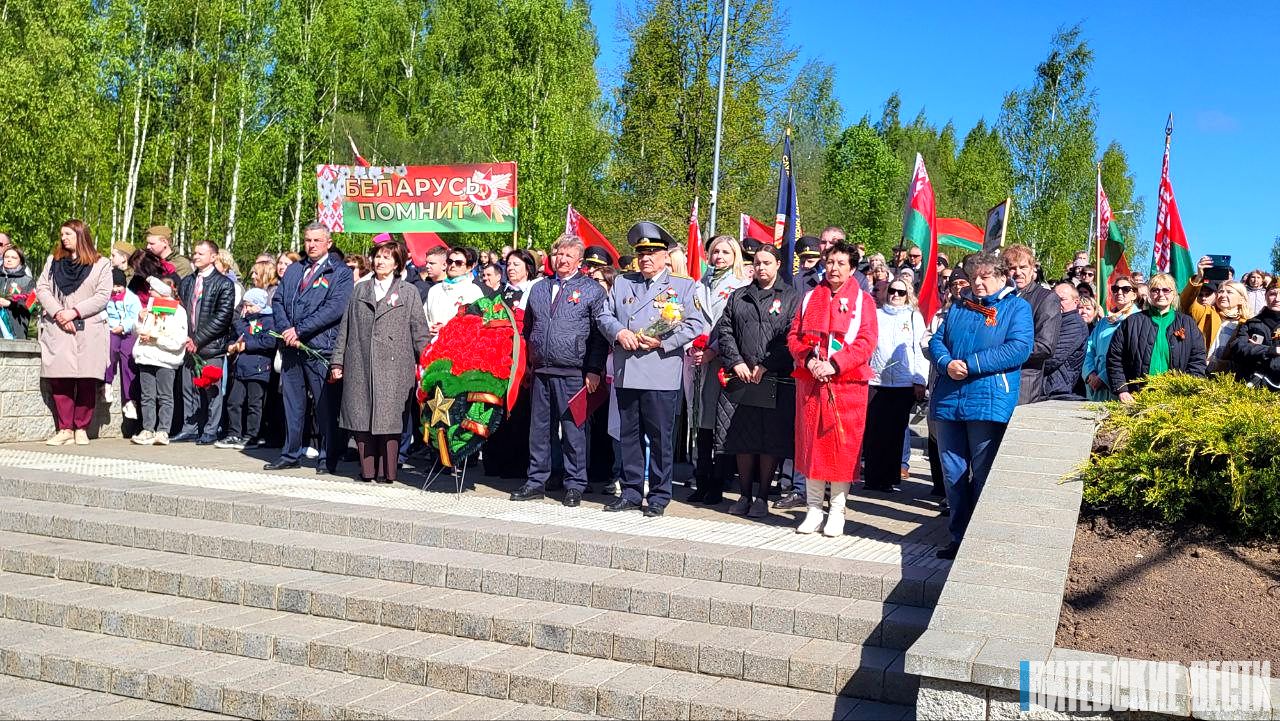 Солнечное утро под ясным небом. 9 Мая в Дубровно наполнено торжеством