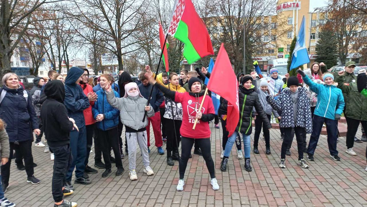 «Сила – в единстве!»: десятки жителей Полоцка объединились в любительском легкоатлетическом пробеге ко Дню Октябрьской революции