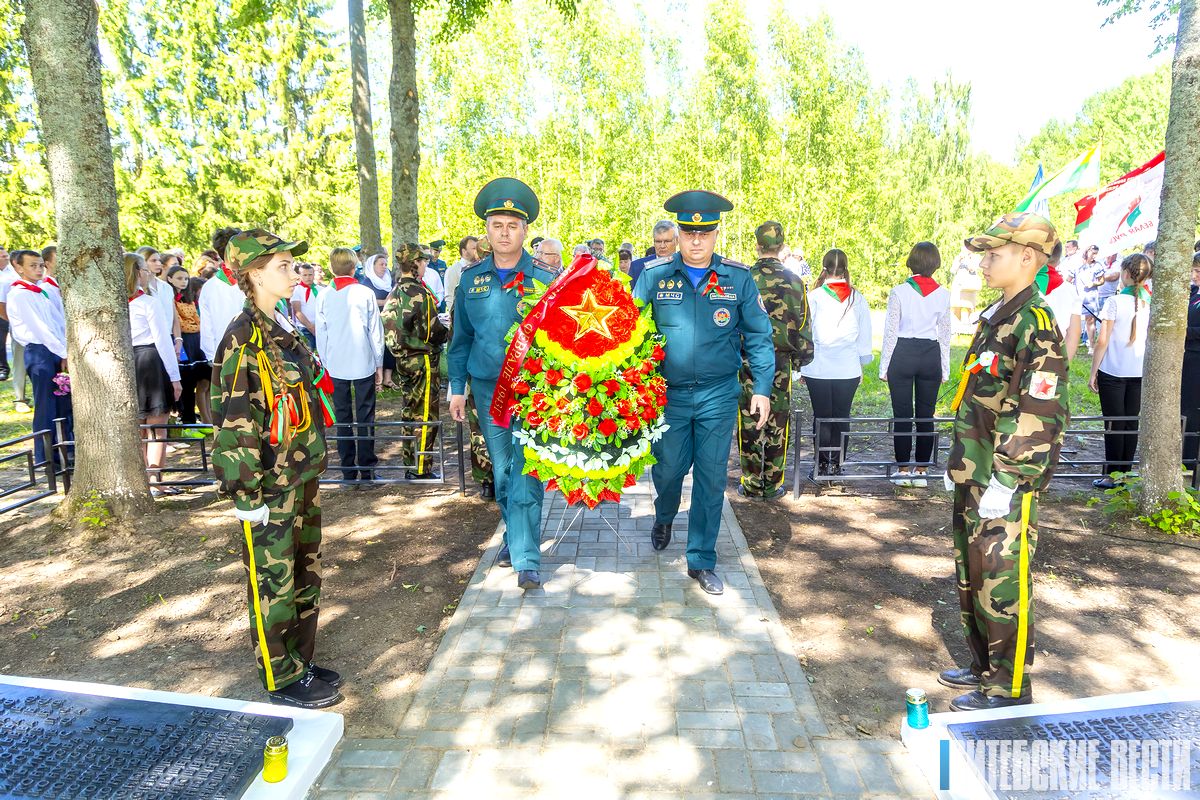 В Россонском районе открыли обновленный памятник жителям деревни Велье, сожженной немецко-фашистскими захватчиками