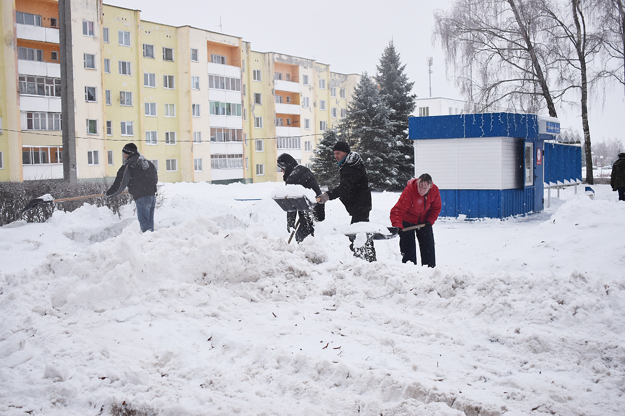 В Россонском районе отменены некоторые школьные автобусы, тротуары засыпаны, техника не справляется