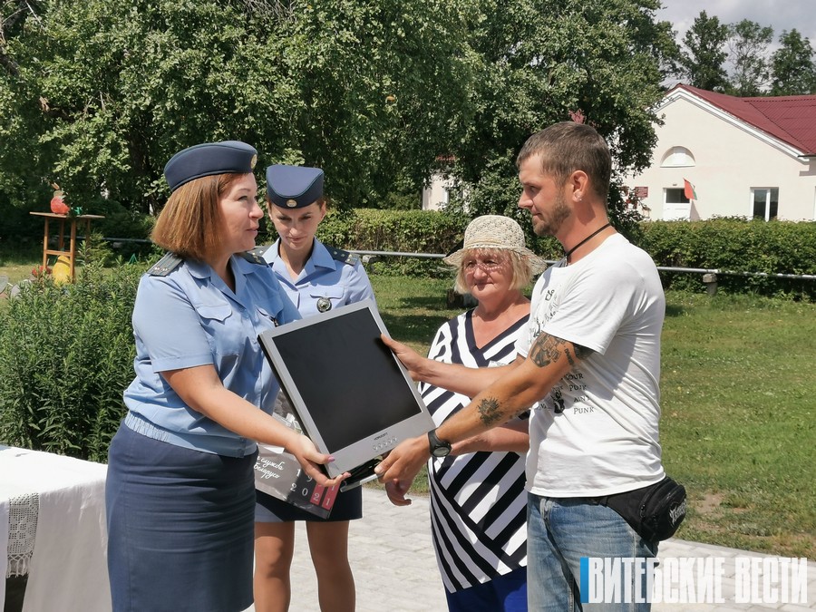 Витебские таможенники подарили компьютер народному комплексному музею «Гісторыя Заронаўскага краю»