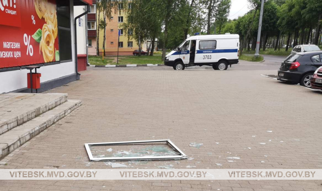 Новополочанин мыл окна на балконе и выпал с 5 этажа