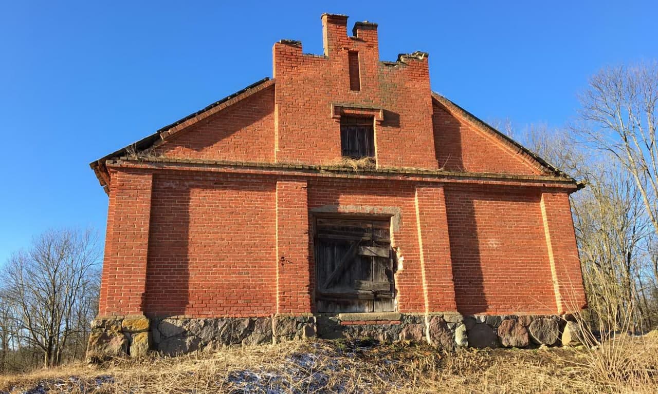 В Глубокском районе бывшую графскую конюшню середины XIX века продали за 30 рублей