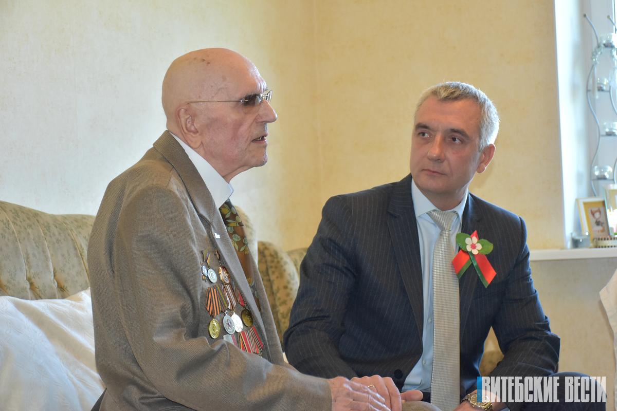 В преддверии Дня Победы Николай Орлов поздравил 100-летнего ветерана ВОВ Владимира Макуя из Витебска 