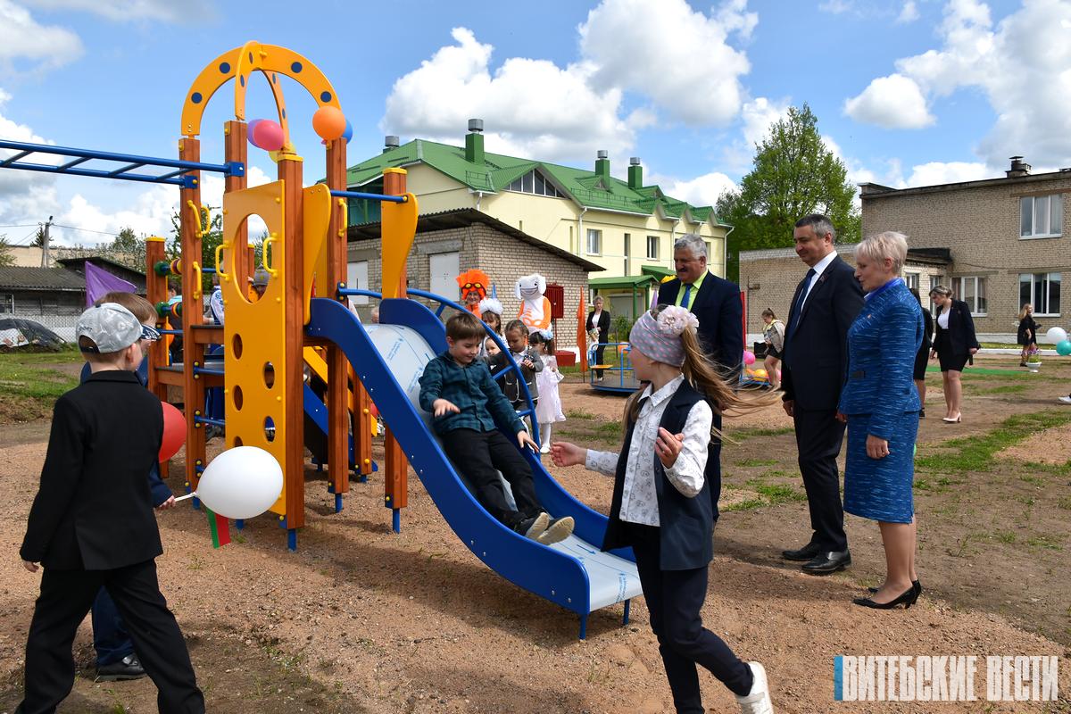 ФОТОФАКТ: В Лиозно открыли универсальную детскую спортивно-игровую площадку
