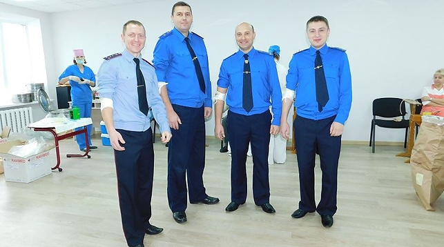 Следователи и эксперты в Сенненском районе сдали кровь для поддержки людей с инвалидностью 