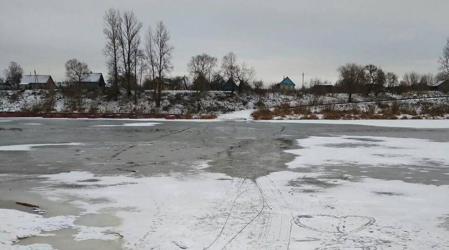 Мужчина решил срезать дорогу через Западную Двину и едва не утонул