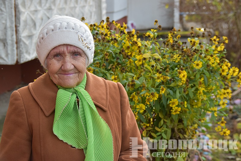 Как пожилая жительница Новополоцка безвозмездно трудится на придомовой территории, помогая работникам ЖКХ и ухаживая за многочисленными клумбами