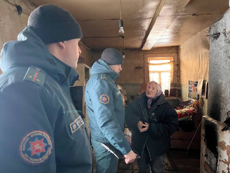 Печь, дымоход и АПИ: на Витебщине спасатели проверяют дома, чтобы предотвратить трагедии