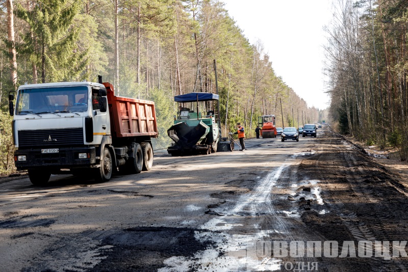 В Новополоцке полным ходом ведутся работы по укладке дорожного покрытия