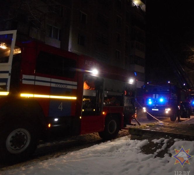 На пожаре в Полоцке работники МЧС спасли женщину, эвакуировали 20 жильцов, среди них трое детей