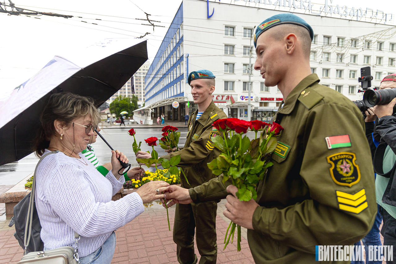 Цветочный десант в Витебске: накануне Дня ВДВ "голубые береты" дарили женщинам цветы