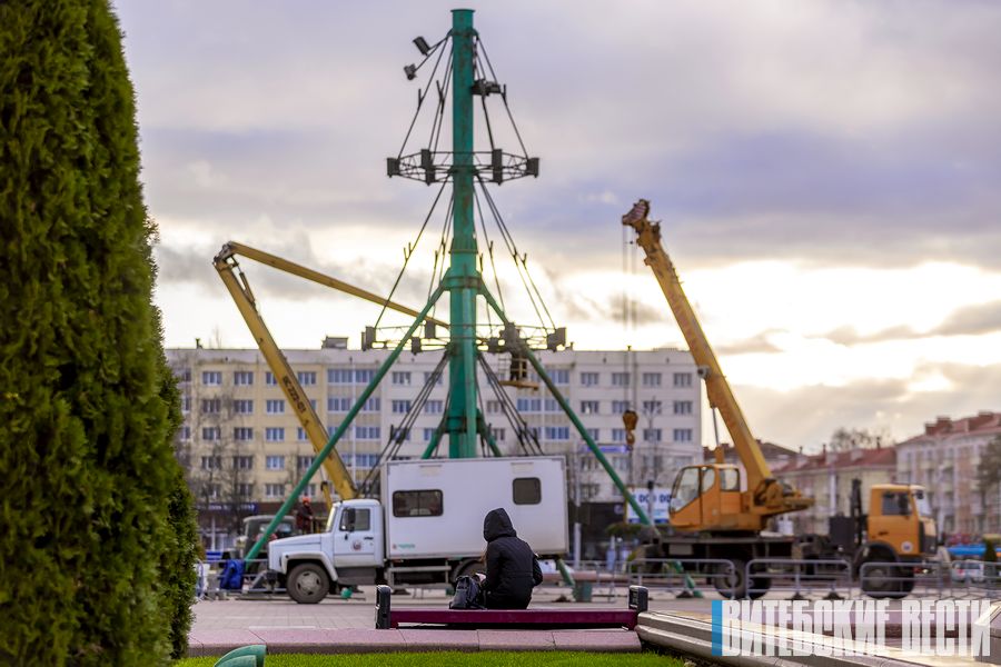 ФОТОФАКТ: на площади Победы в Витебске монтируют главную елку области