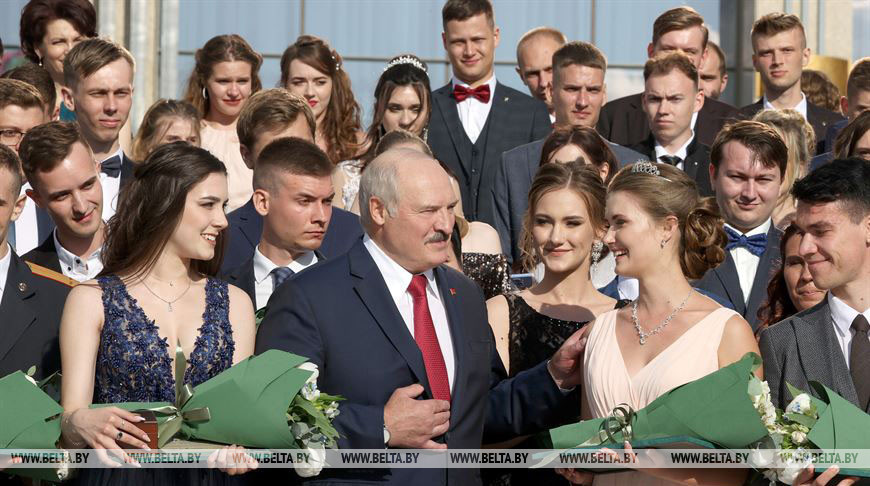 "У вас есть достойный и мощный бэкграунд" - Лукашенко открыл Республиканский бал выпускников