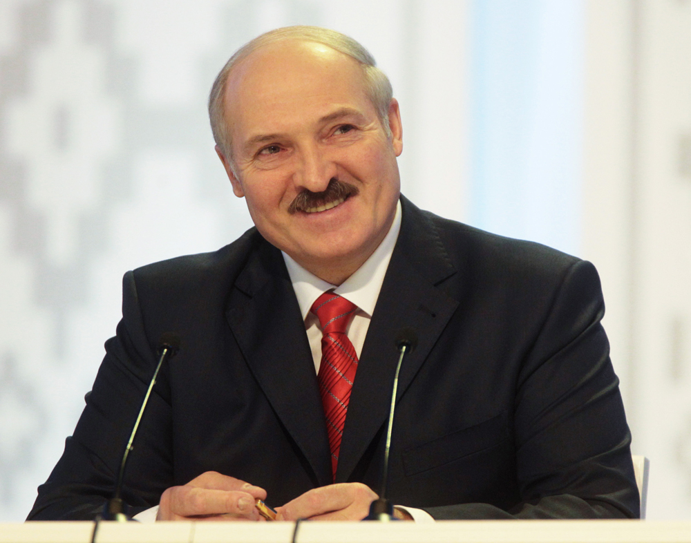 Журналисты подарили Лукашенко портрет из часто употребляемых им слов