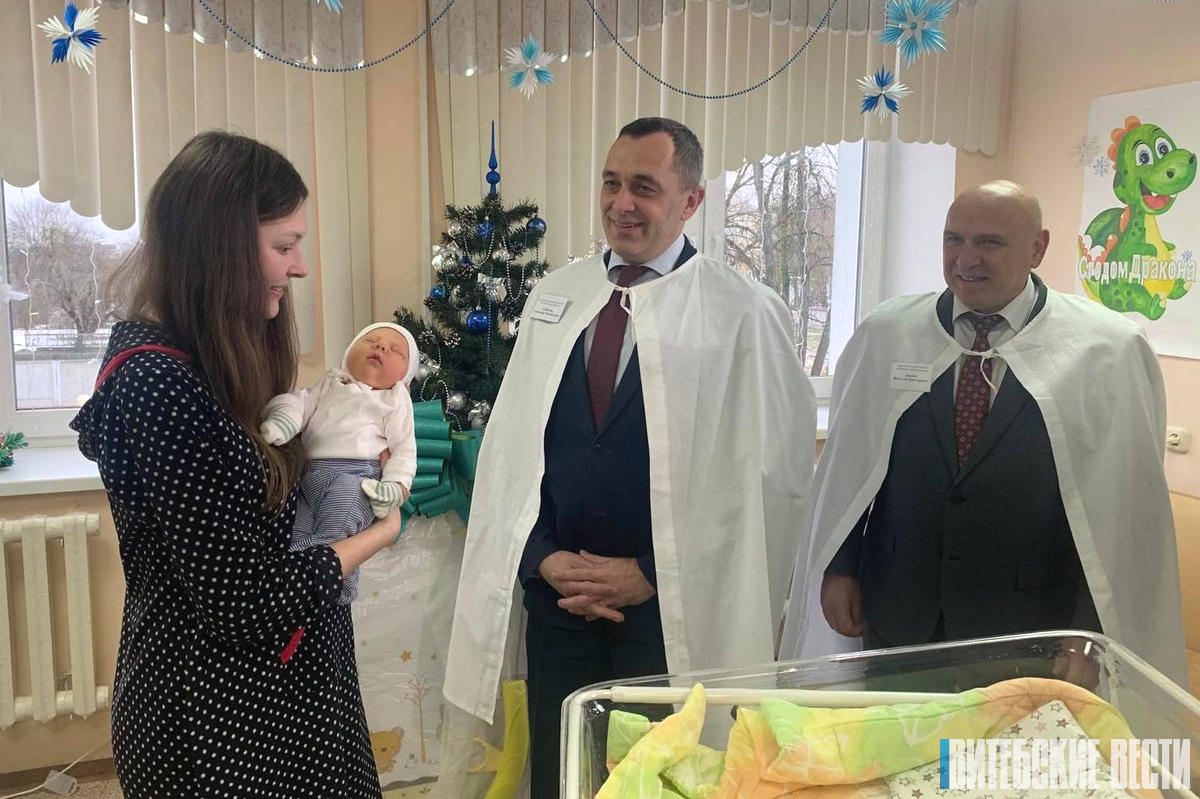 Александр Субботин поздравил от имени главы государства маму, родившую малыша в первые минуты Нового года