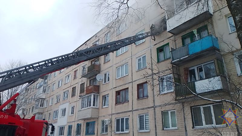 В Витебске на пожаре работники МЧС спасли двух человек