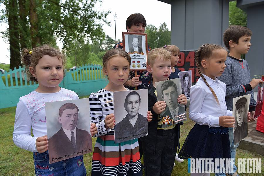 На одном из крупнейших воинских захоронений в деревне Зароново Витебского района открыли мемориальный знак