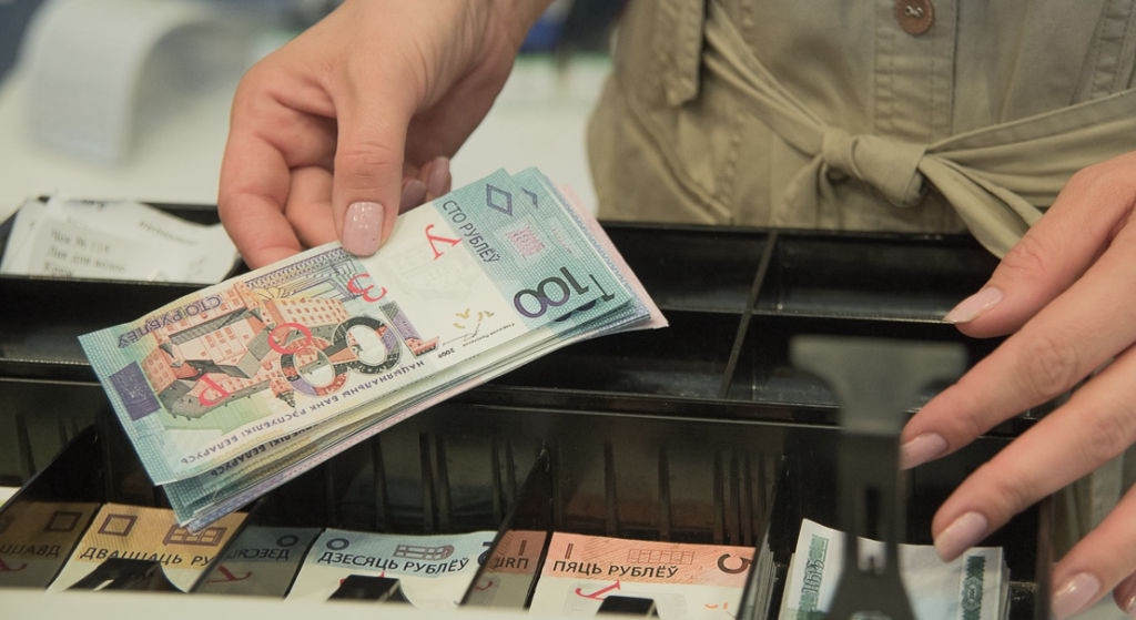 В Верхнедвинском районе продавец сельмага за первые месяцы работы присвоила более 8500 рублей