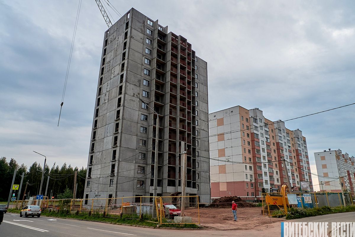 В Витебске близится к завершению строительство многоэтажки в живописном месте