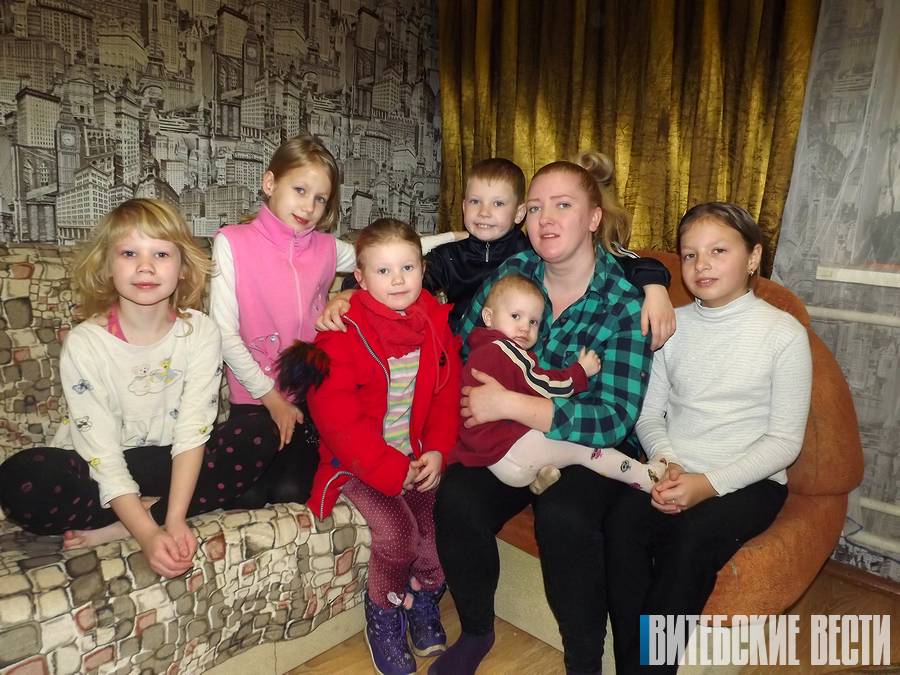 Четверо своих и двоих приемных детей воспитывает молодая семья Волковых из аг. Тулово Витебского района