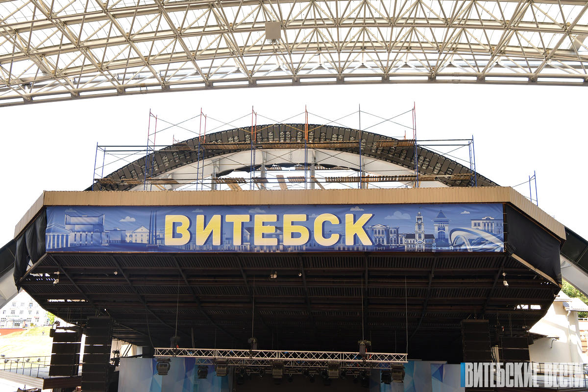 ФОТОФАКТ: К "Славянскому базару-2023"  обновляются концертные площадки, в частности, арка Летнего амфитеатра