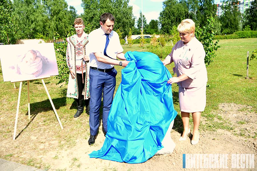 В Витебске открылся новый сквер со скульптурной композицией «Мать и дитя»