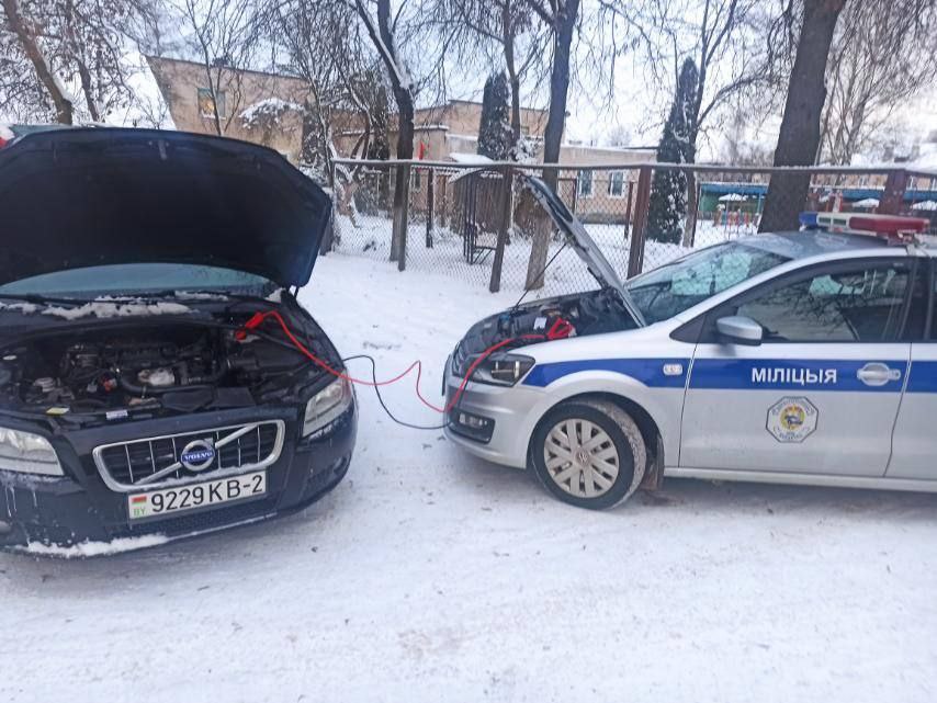 В мороз сотрудники ГАИ Витебской области продолжают активно оказывать помощь водителям