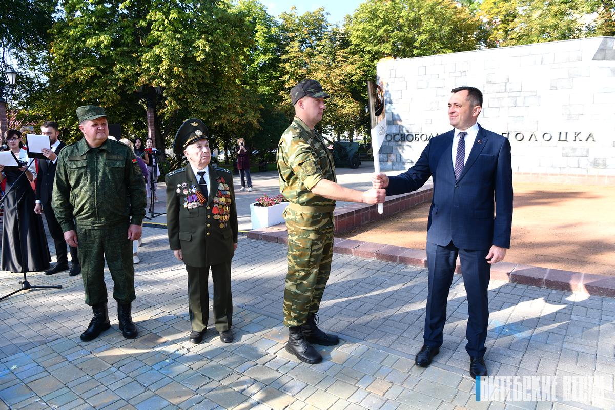Вечный огонь зажгли у памятника Освободителям Полоцка 